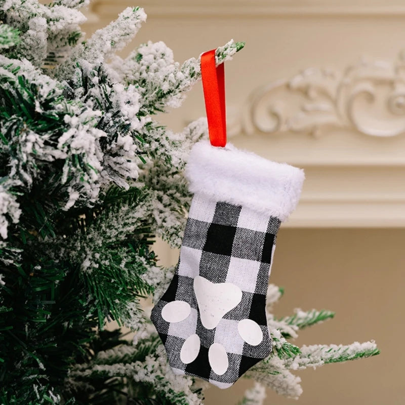 Kerstsok decoratief met kattenpootmotief – sfeervolle plaid hanger voor boom of haard