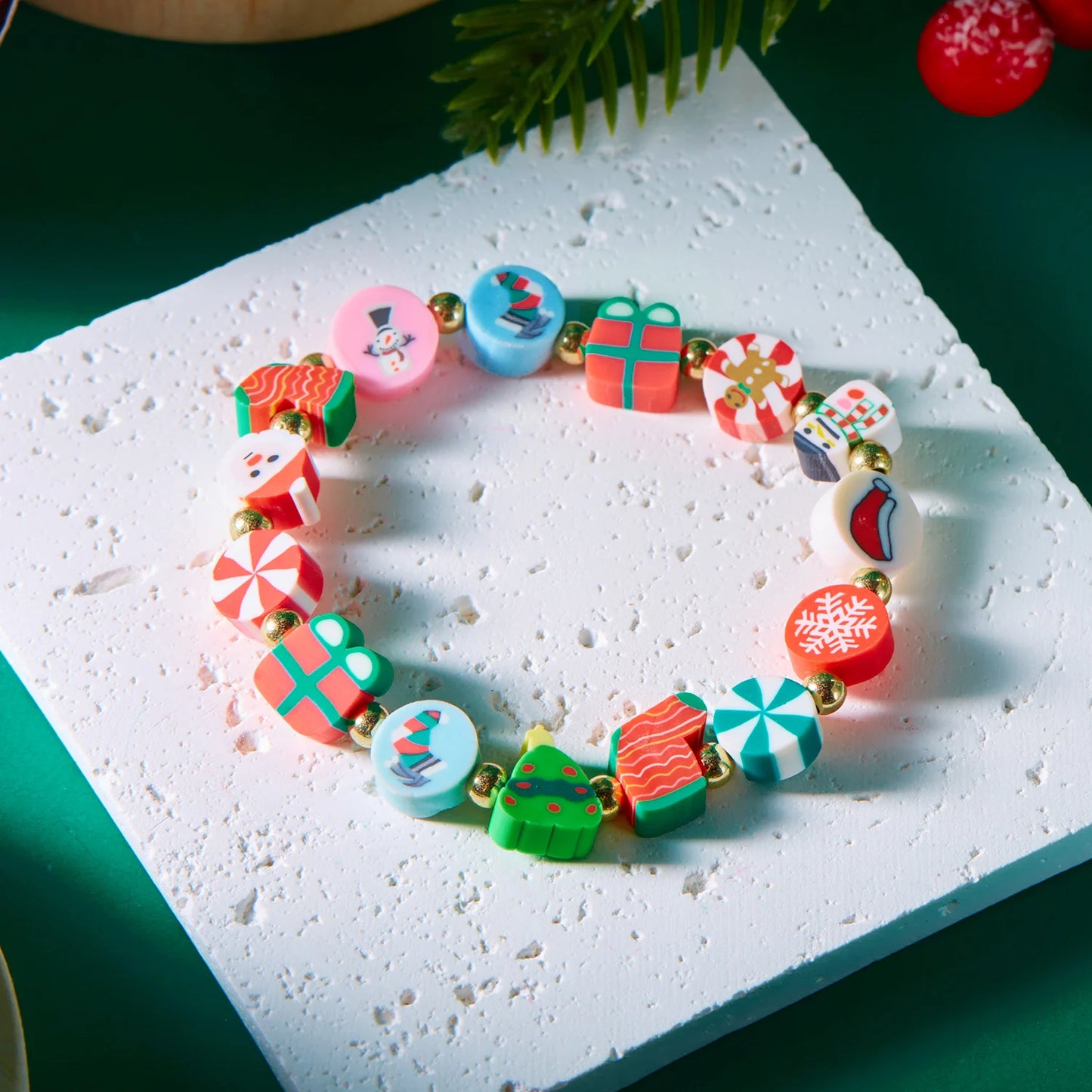 Kerst armband kleurrijk met kralen en kerstfiguren voor dames