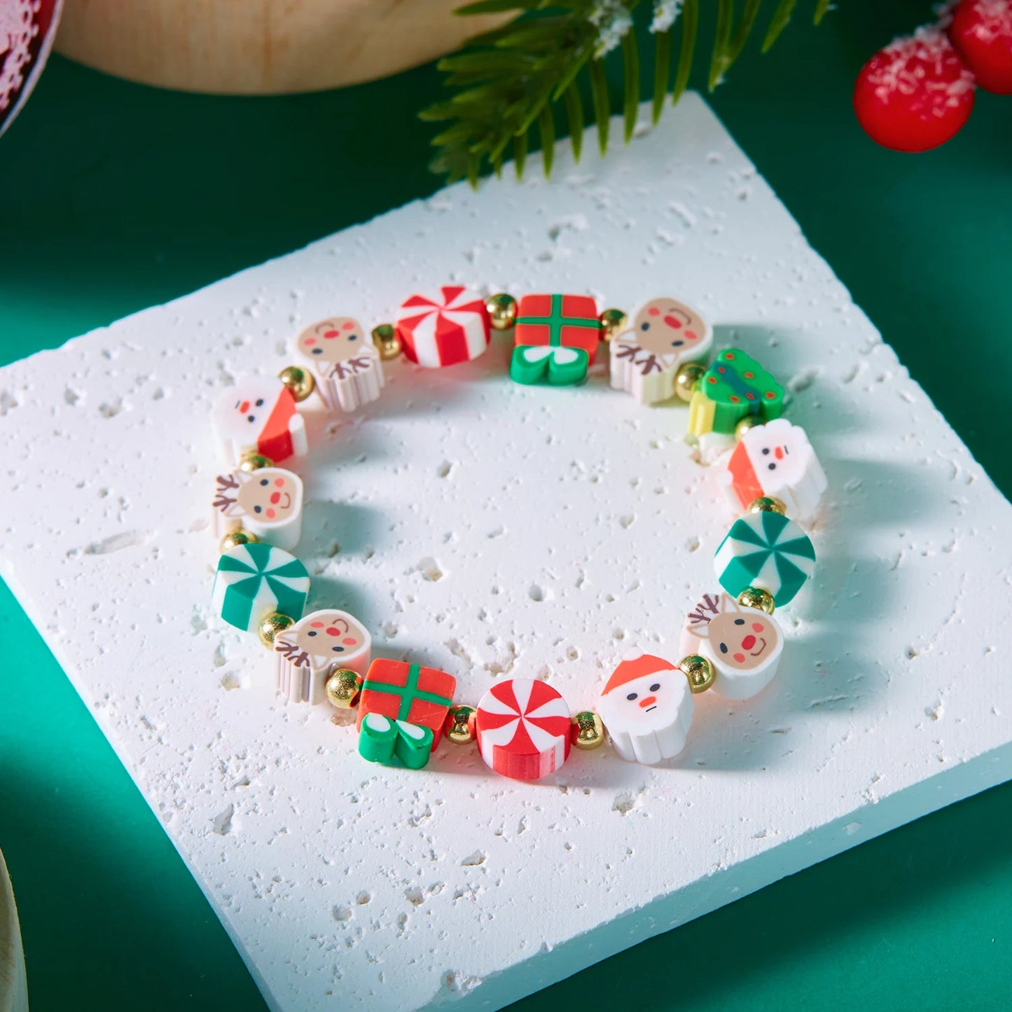Kerst armband kleurrijk met kralen en kerstfiguren voor dames