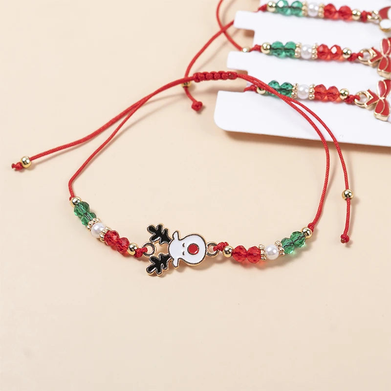 Kerst armbanden set 12 stuks met sneeuwvlok, rendier en kerstman bedels
