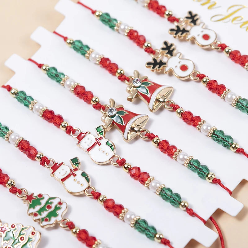 Kerst armbanden set 12 stuks met sneeuwvlok, rendier en kerstman bedels
