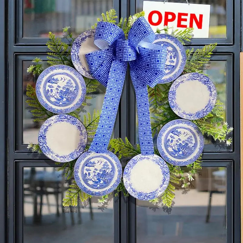 Kerst krans blauw wit rustiek farmhouse met porseleinen accenten voor deur