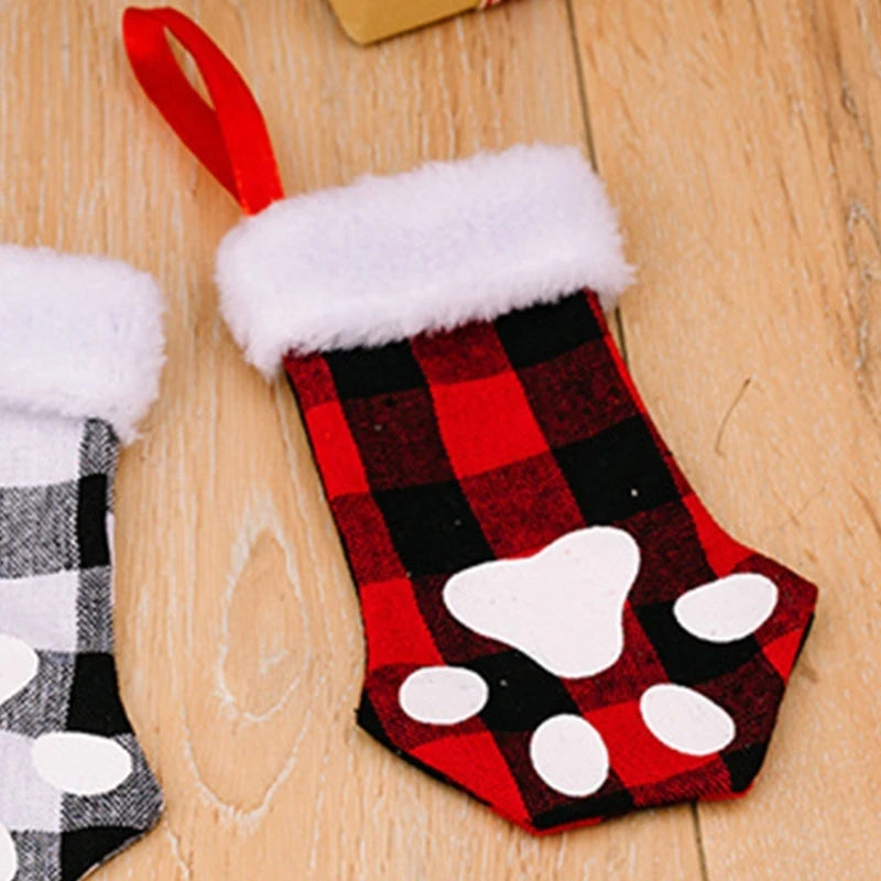 Kerstsok decoratief met kattenpootmotief – sfeervolle plaid hanger voor boom of haard