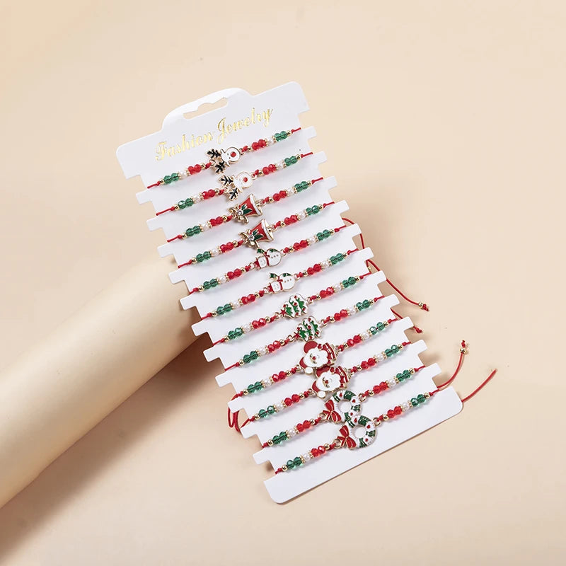 Kerst armbanden set 12 stuks met sneeuwvlok, rendier en kerstman bedels