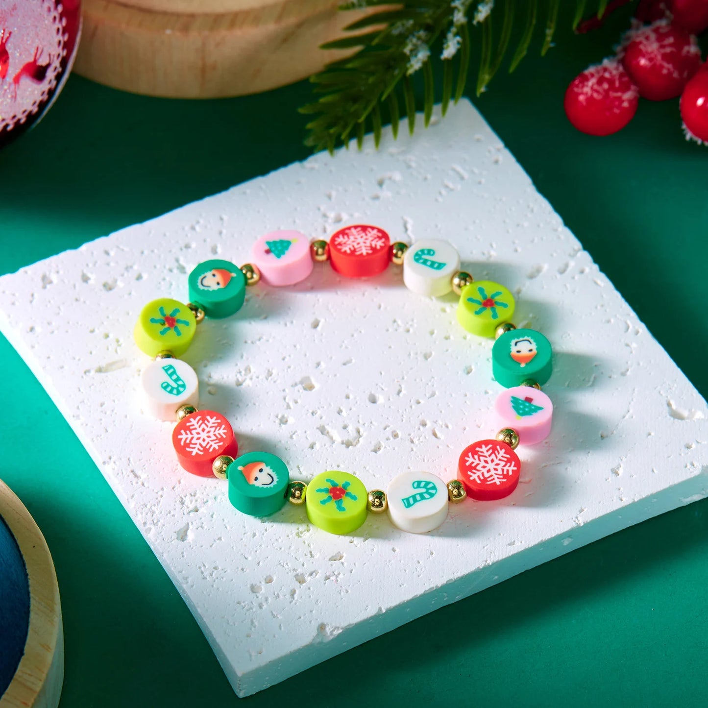 Kerst armband kleurrijk met kralen en kerstfiguren voor dames