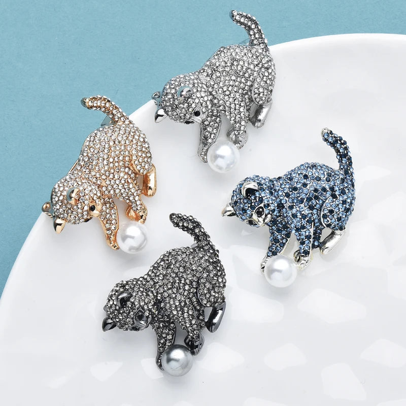 Broche Dieren | Speelse Kat met Bal – Glanzende Strass Dierenbroche