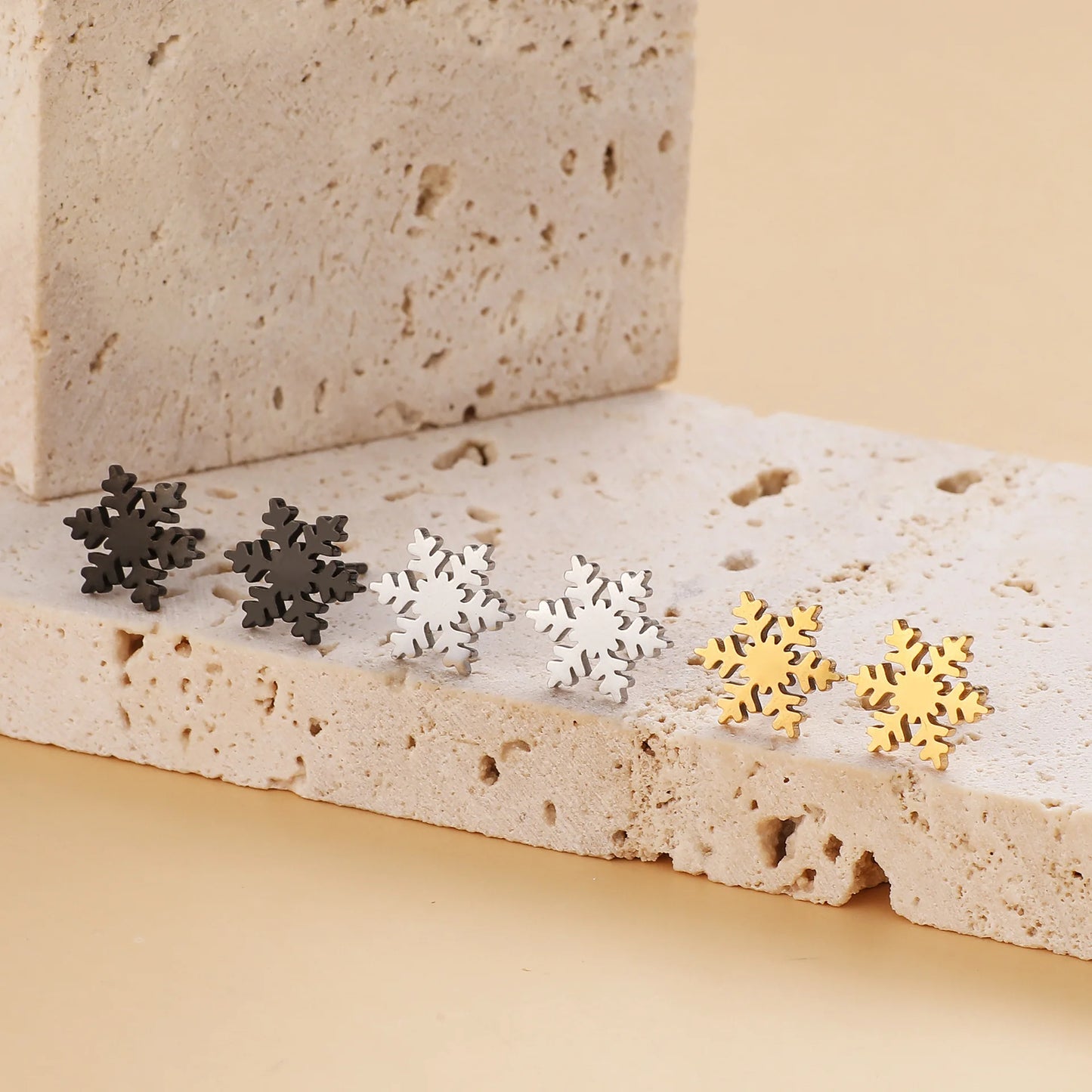 Kerst oorbellen sneeuwvlok van roestvrij staal – elegant in goud, zilver of zwart