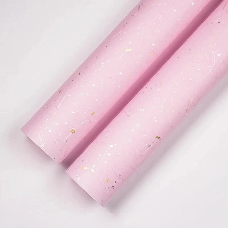 Kerst cadeau verpakking – Luxe bloemig inpakpapier met gouden & zilveren accenten