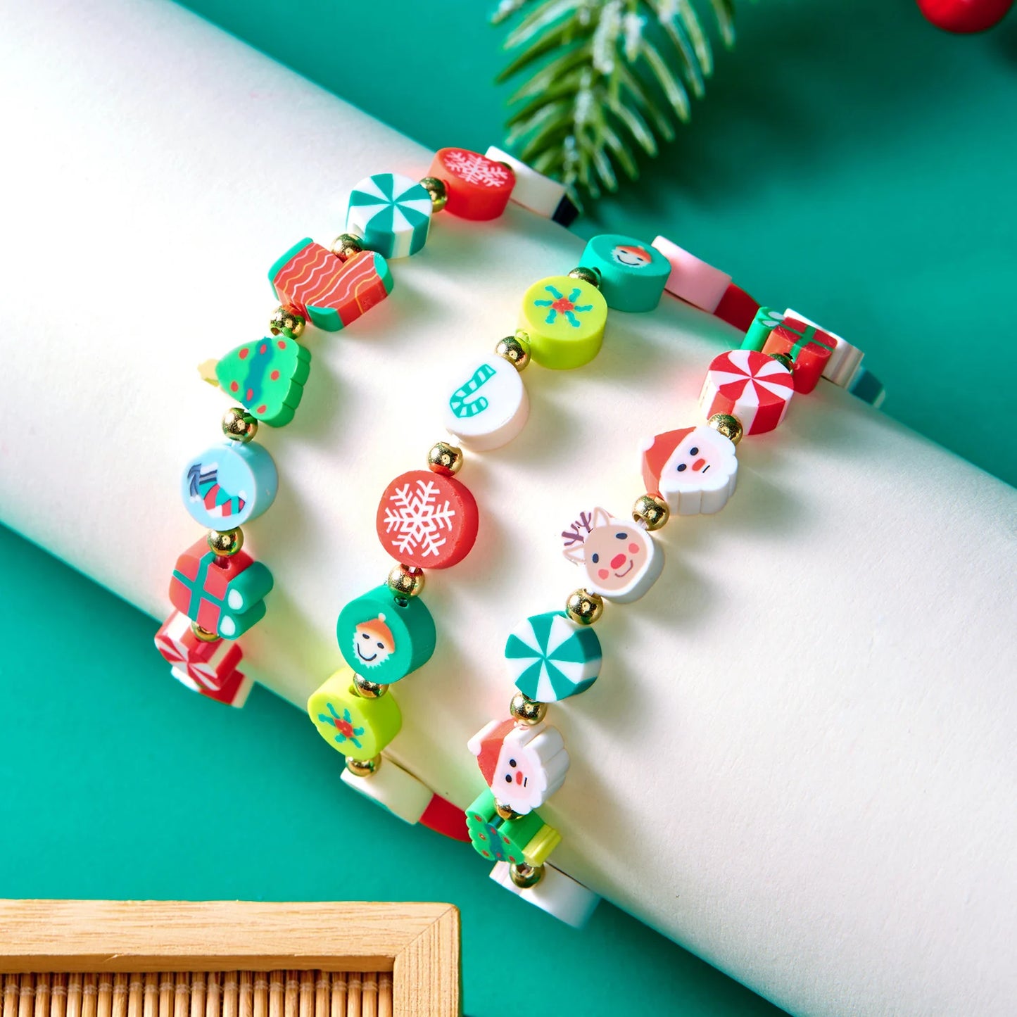 Kerst armband kleurrijk met kralen en kerstfiguren voor dames