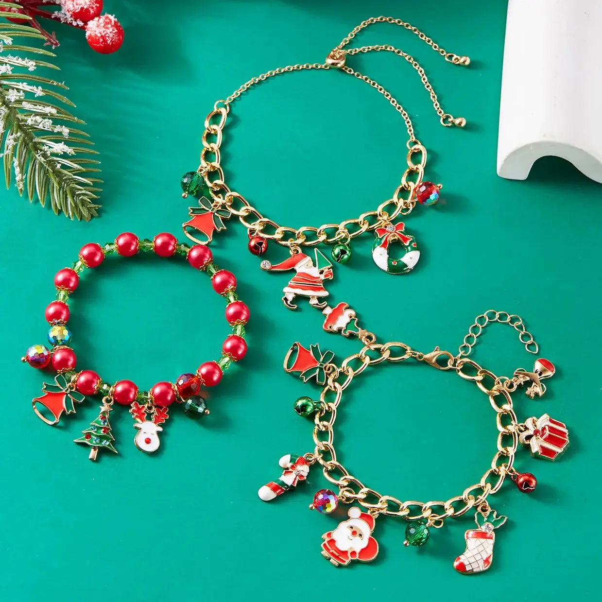 Kerst armband met kerstboom, sneeuwvlok, kerstman en belletjes