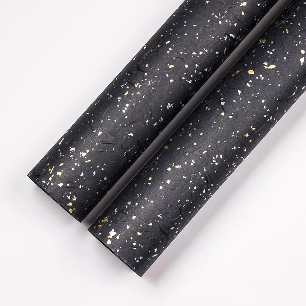 Kerst cadeau verpakking – Luxe bloemig inpakpapier met gouden & zilveren accenten