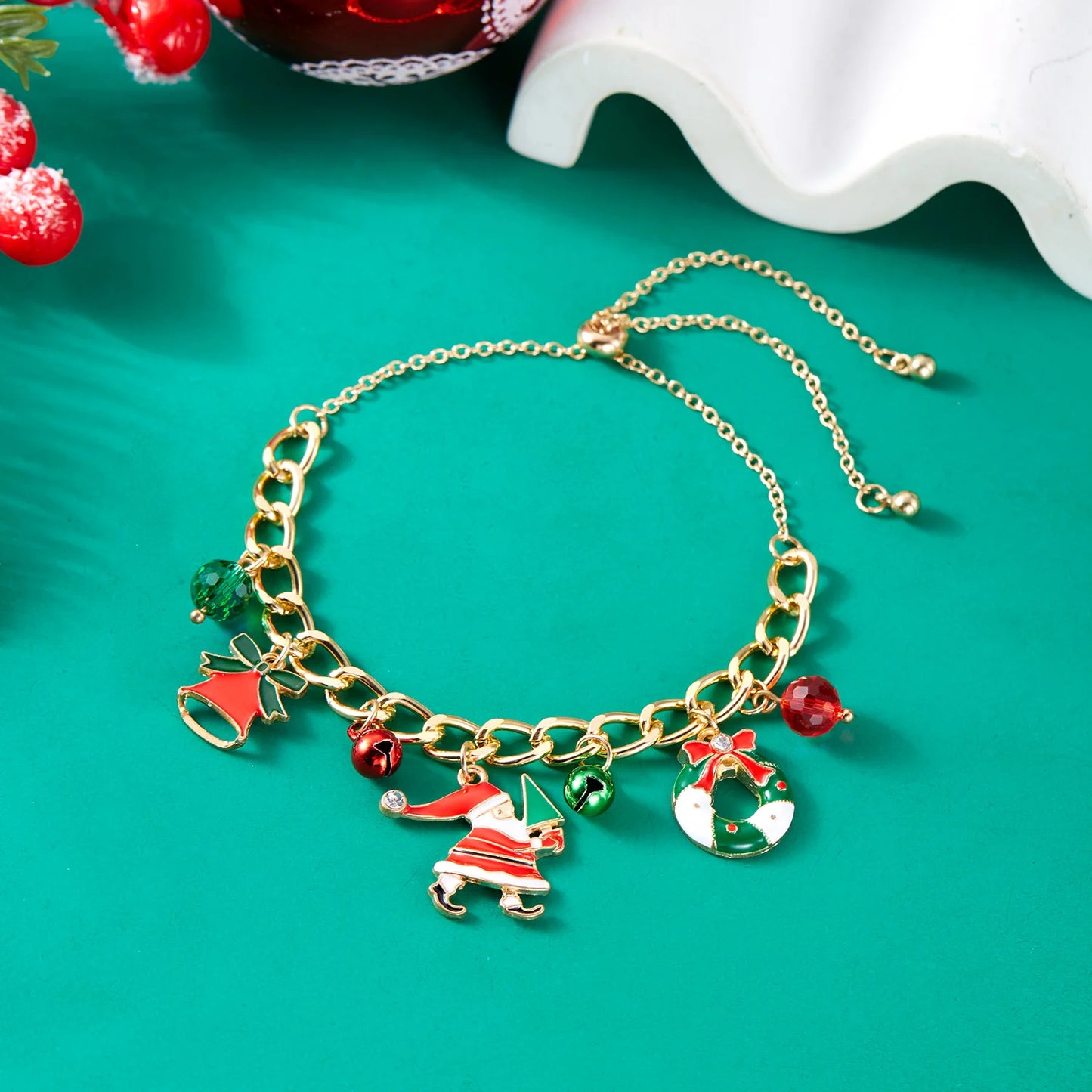 Kerst armband met kerstboom, sneeuwvlok, kerstman en belletjes