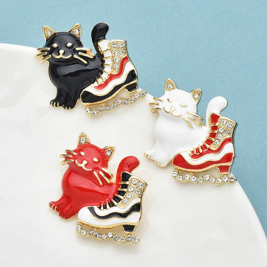 Kerst Broche Kat en Schaats – Winterse Emaille Speld voor Unisex Cadeaus