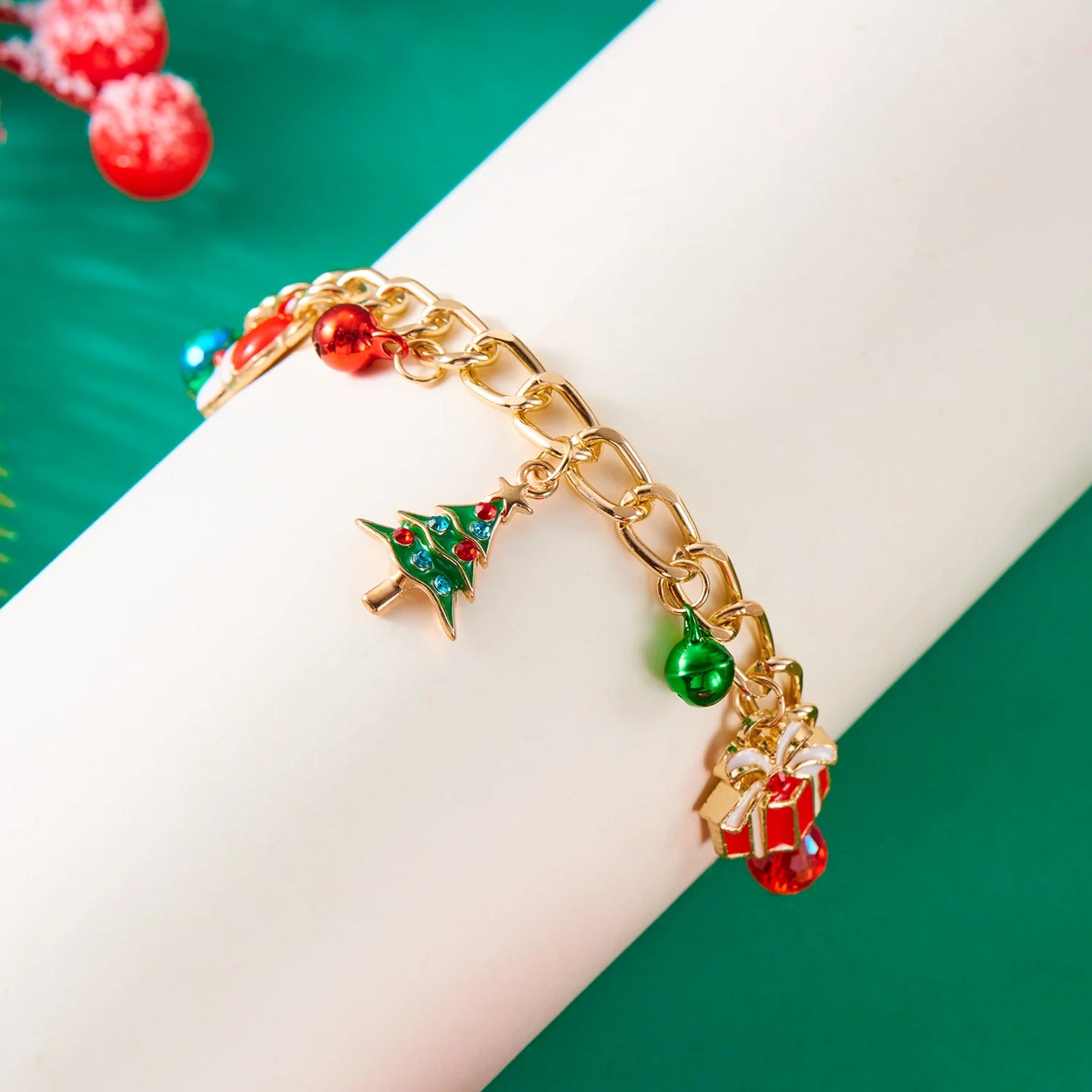 Kerst armband met kerstboom, sneeuwvlok, kerstman en belletjes
