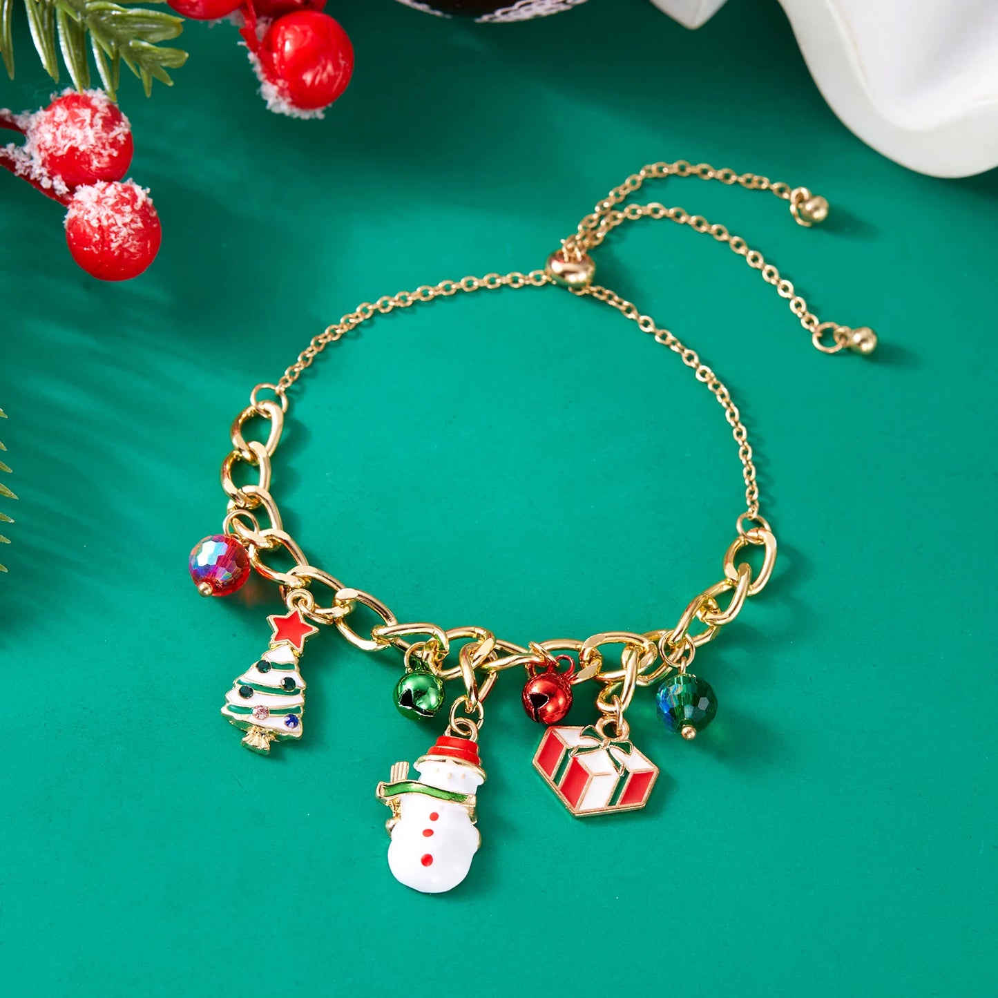 Kerst armband met kerstboom, sneeuwvlok, kerstman en belletjes