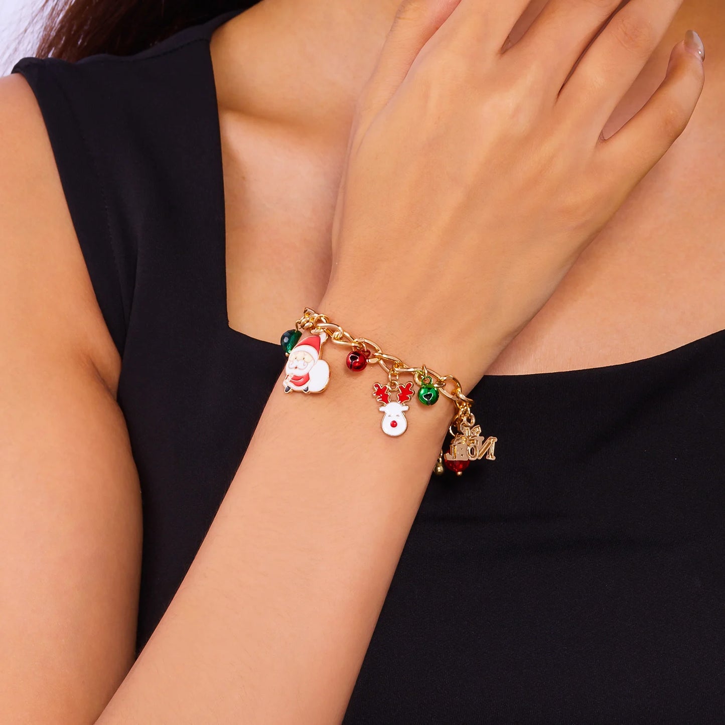 Kerst armband met kerstboom, sneeuwvlok, kerstman en belletjes
