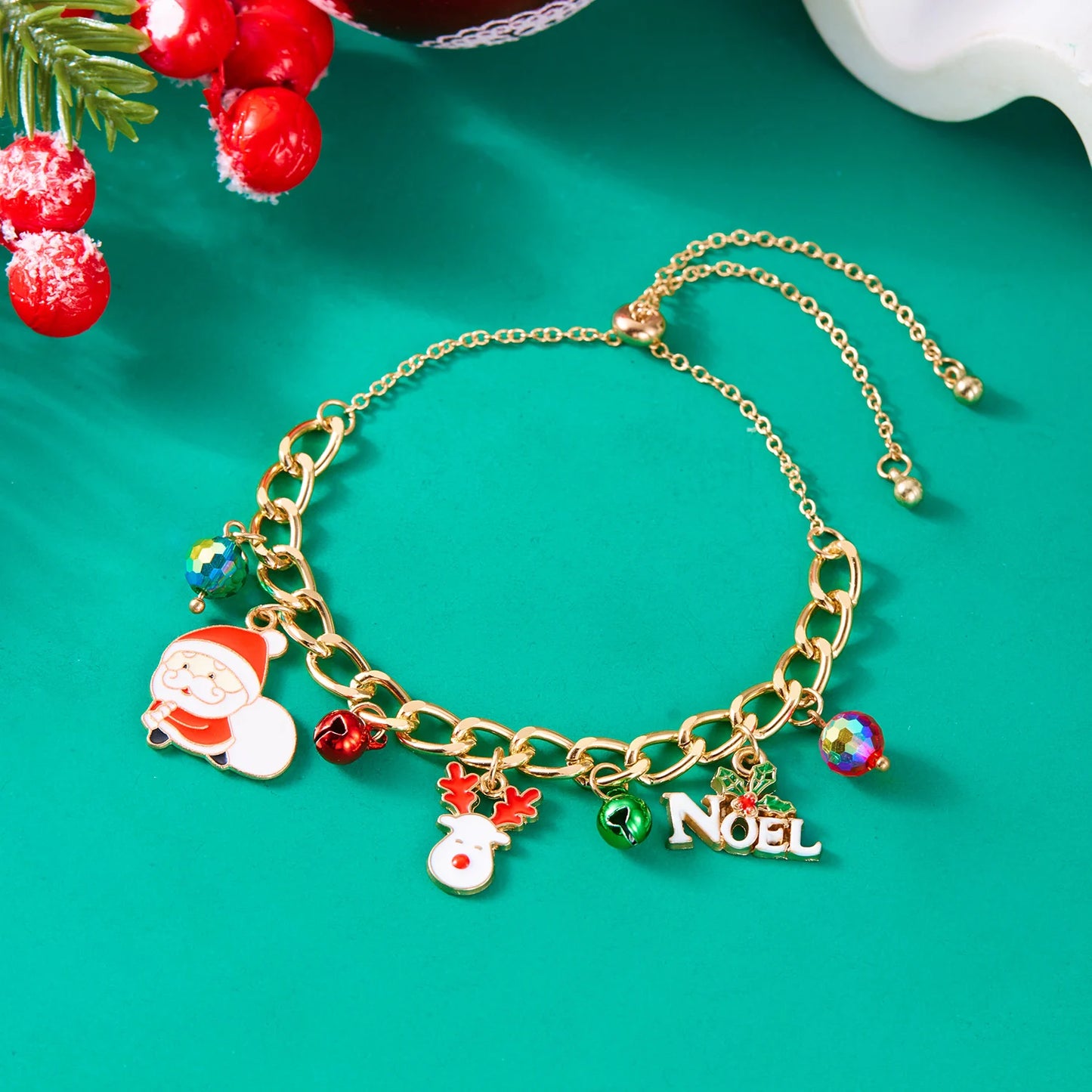 Kerst armband met kerstboom, sneeuwvlok, kerstman en belletjes