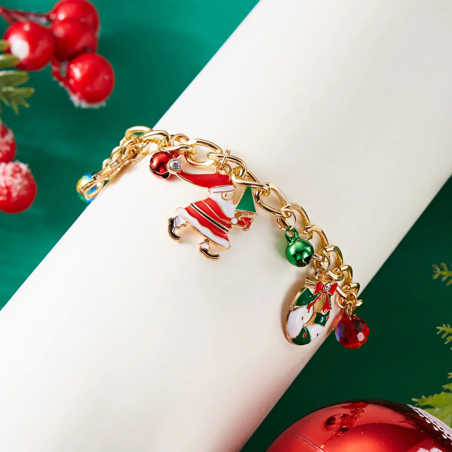 Kerst armband met kerstboom, sneeuwvlok, kerstman en belletjes