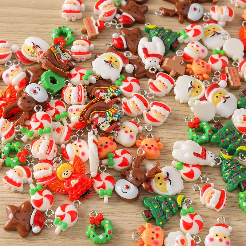 Kersthangers voor ketting of armband – 10 schattige hars bedels met kerstman en rendier