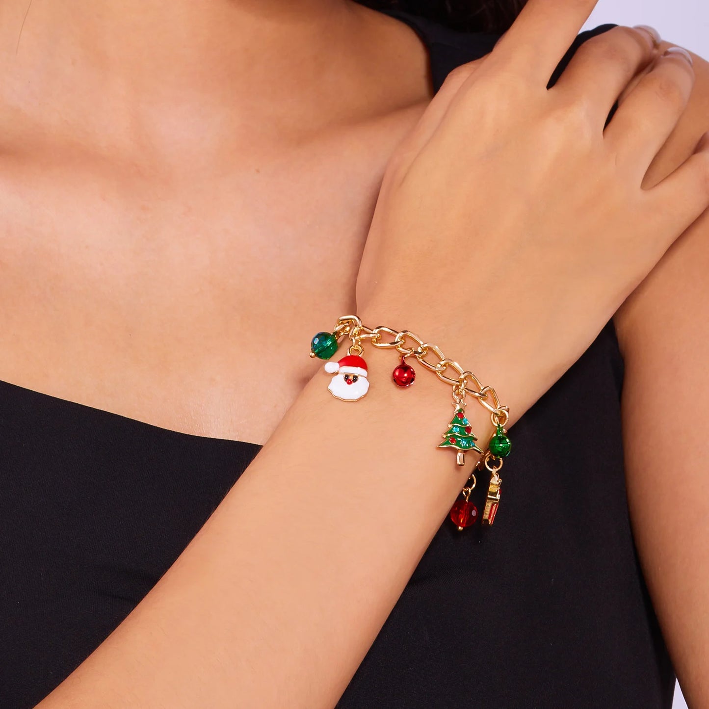 Kerst armband met kerstboom, sneeuwvlok, kerstman en belletjes