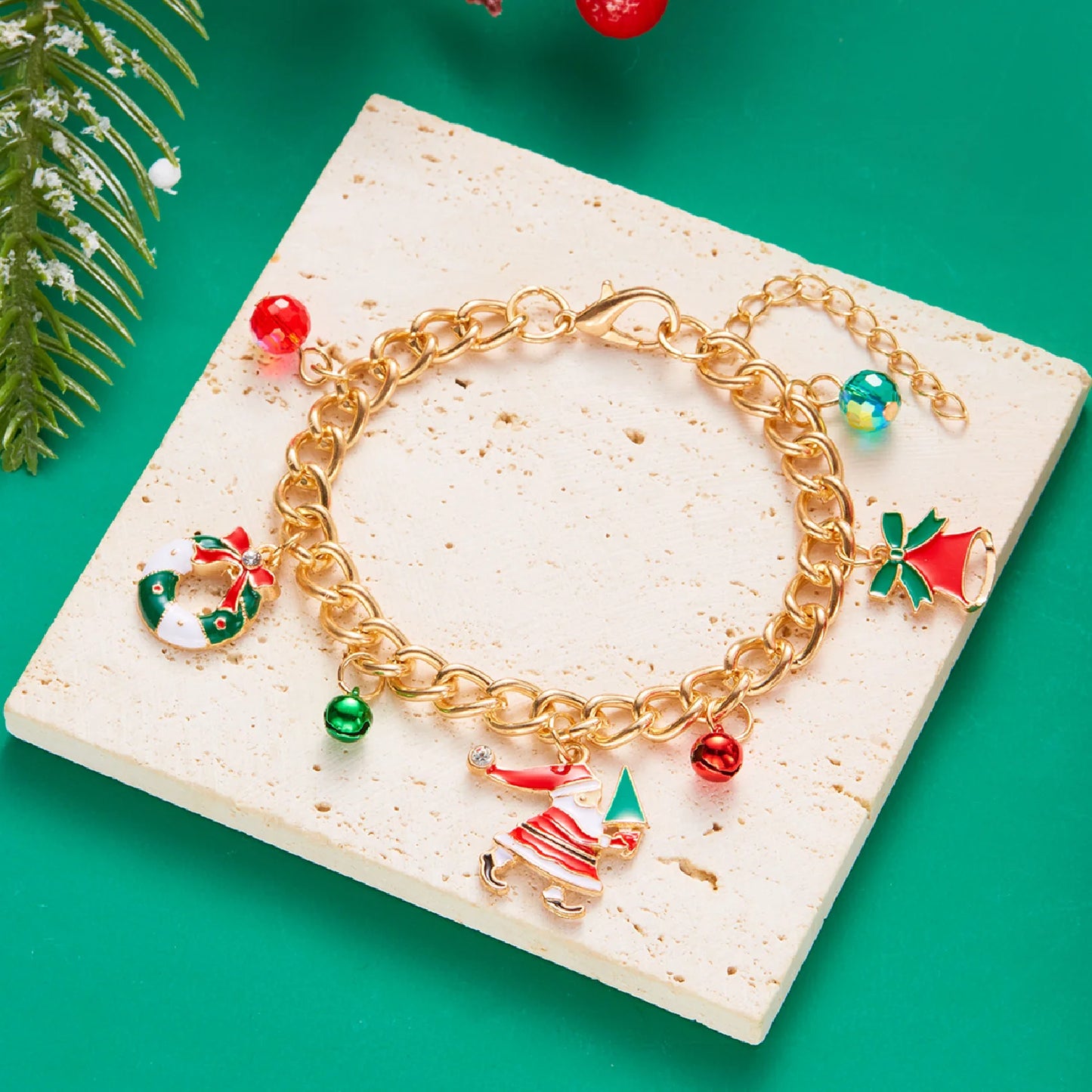 Kerst armband met kerstboom, sneeuwvlok, kerstman en belletjes