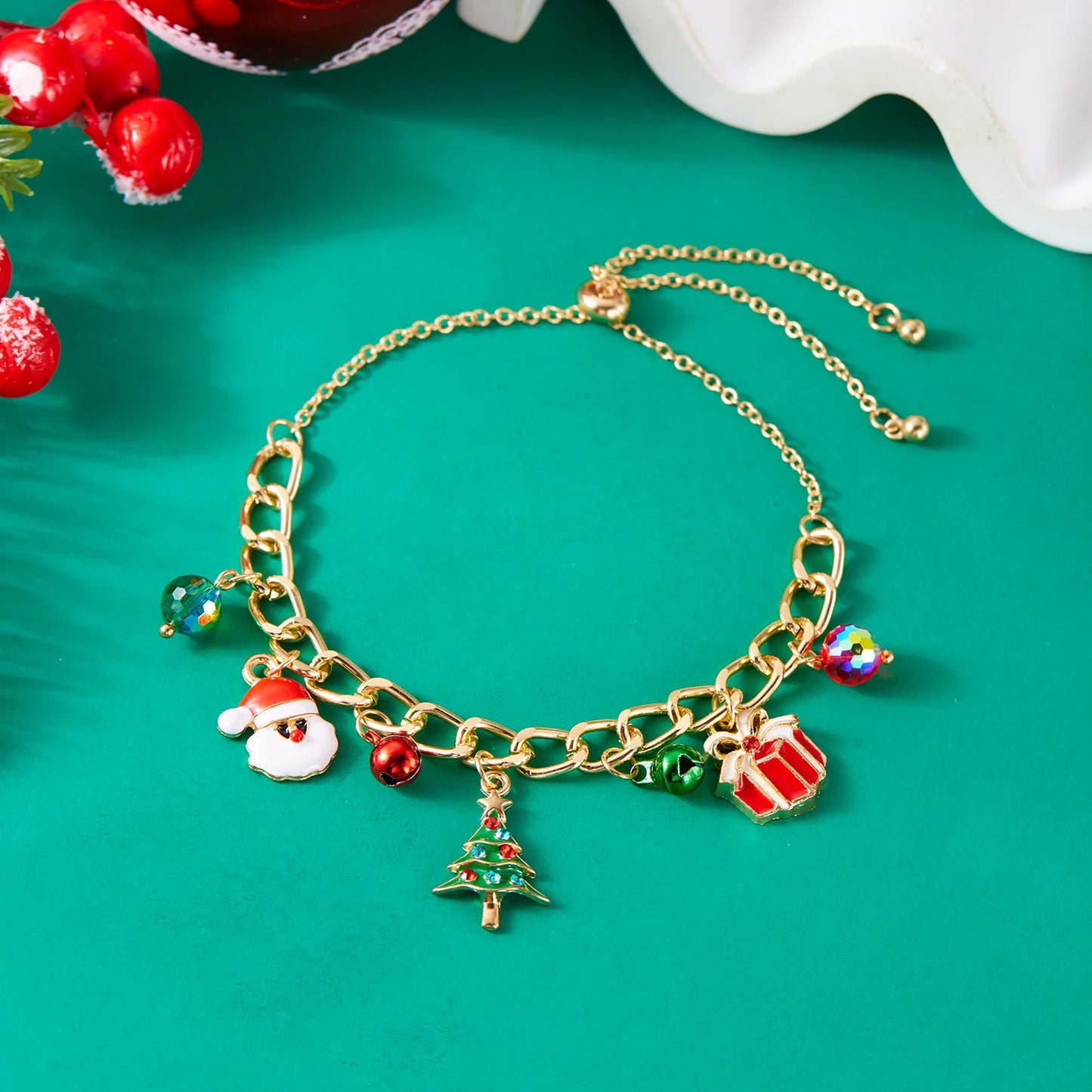 Kerst armband met kerstboom, sneeuwvlok, kerstman en belletjes