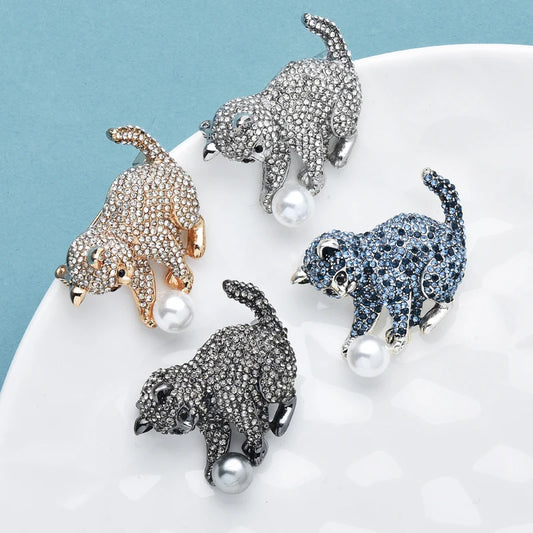 Broche Dieren | Speelse Kat met Bal – Glanzende Strass Dierenbroche
