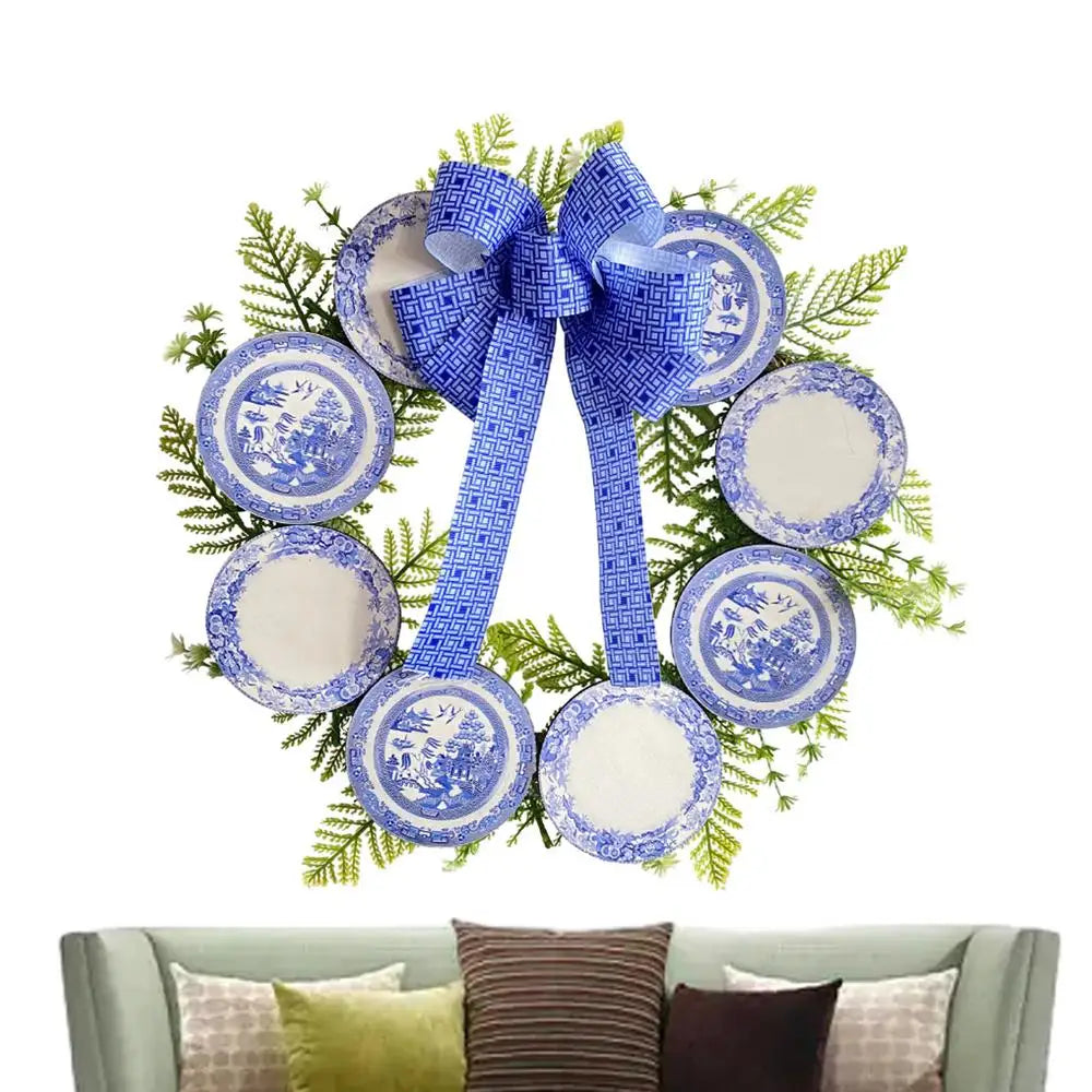 Kerst krans blauw wit rustiek farmhouse met porseleinen accenten voor deur