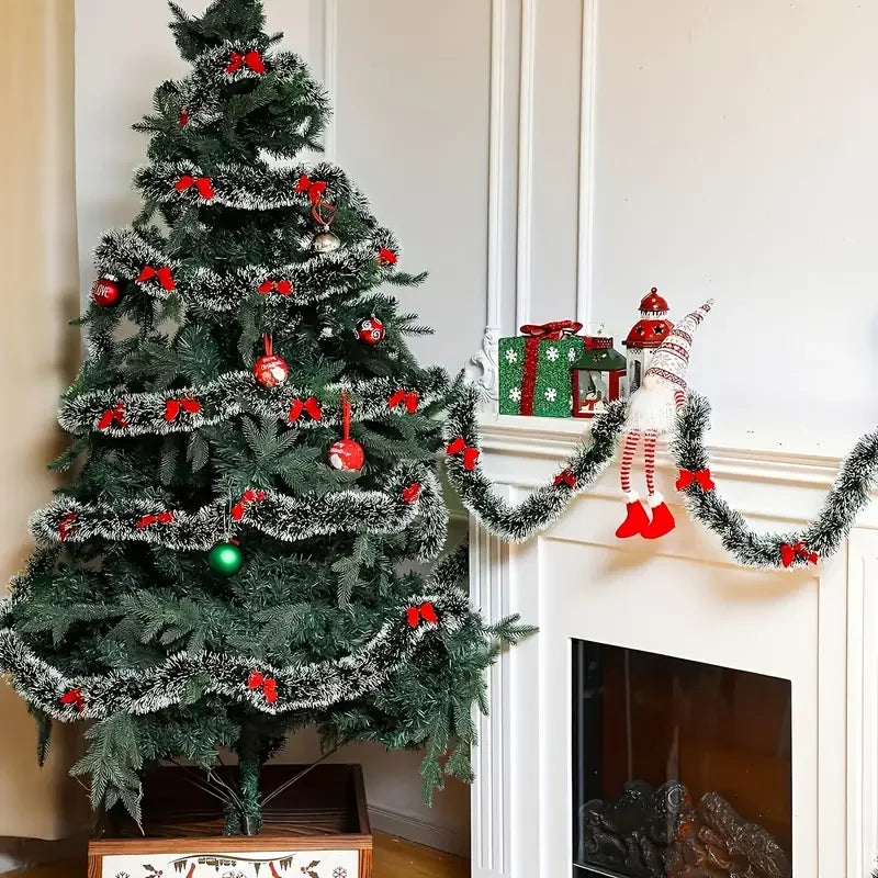 Kerst Guirlande met Strik en Glanzend Lint – Groene Decoratieve Slinger voor Boom, Krans en Feestdecoratie