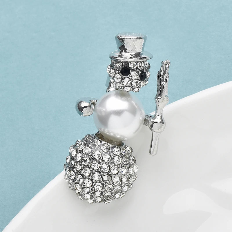 Kerst Broche Sneeuwpop met Bezem en Parel Strass – Feestelijke Winter Accessoire