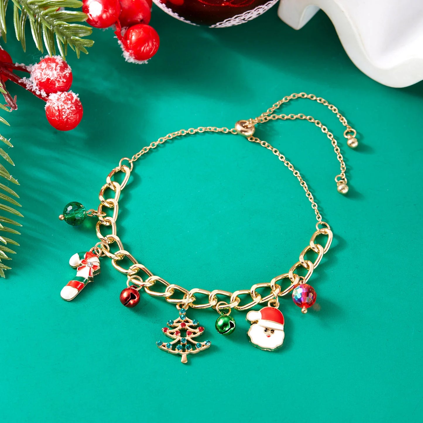 Kerst armband met kerstboom, sneeuwvlok, kerstman en belletjes