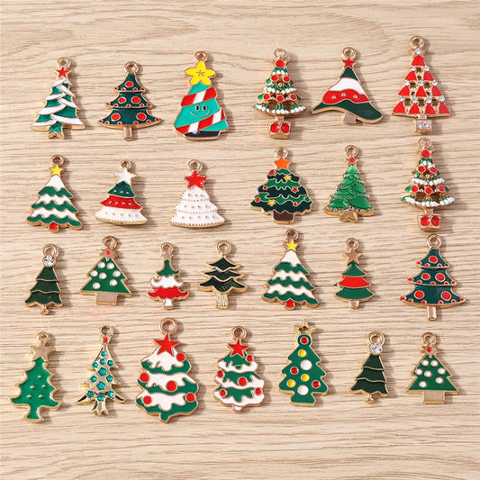 Kerst hanger/bedel voor ketting of armband – Mix van 10 modieuze emaille kerstboom bedels