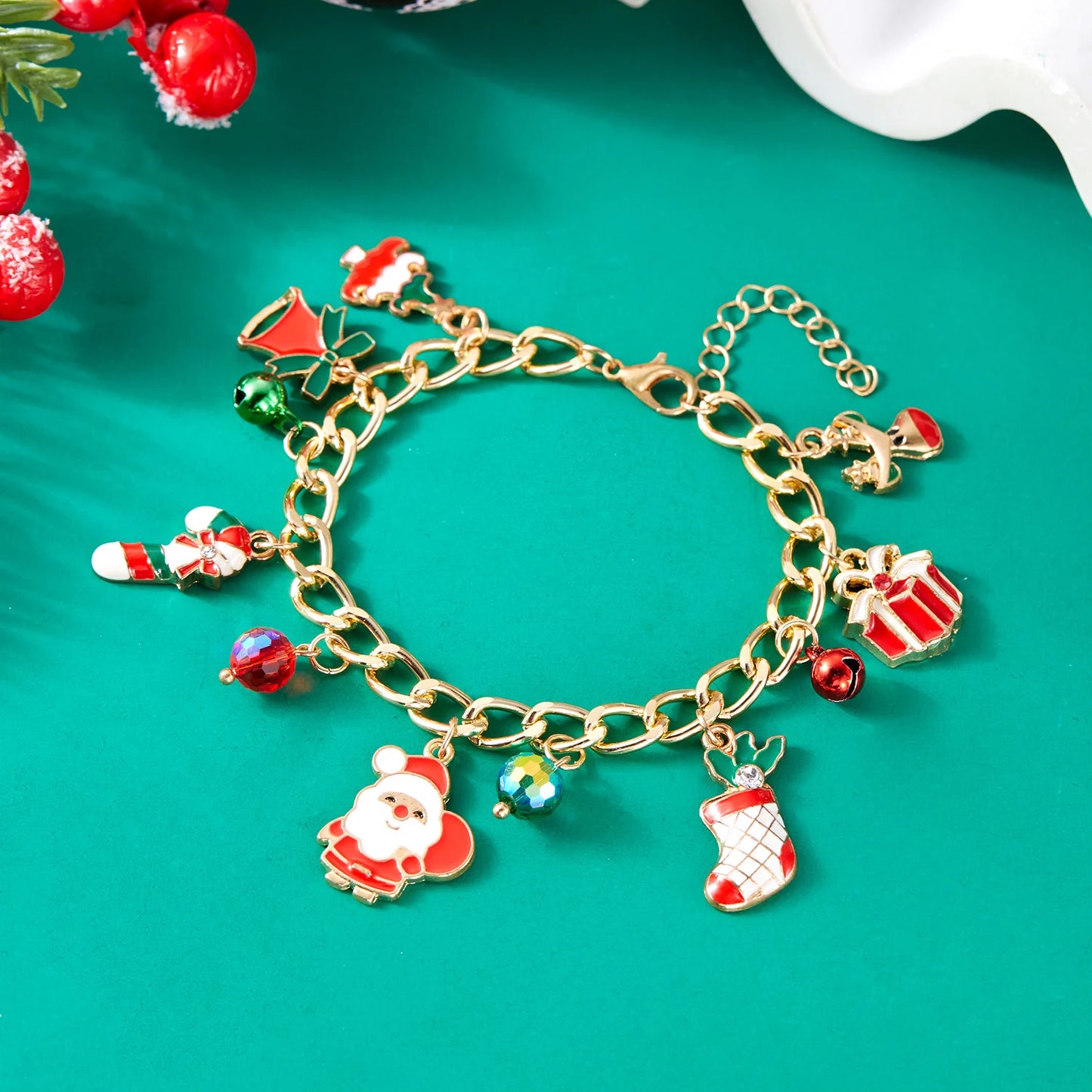 Kerst armband met kerstboom, sneeuwvlok, kerstman en belletjes