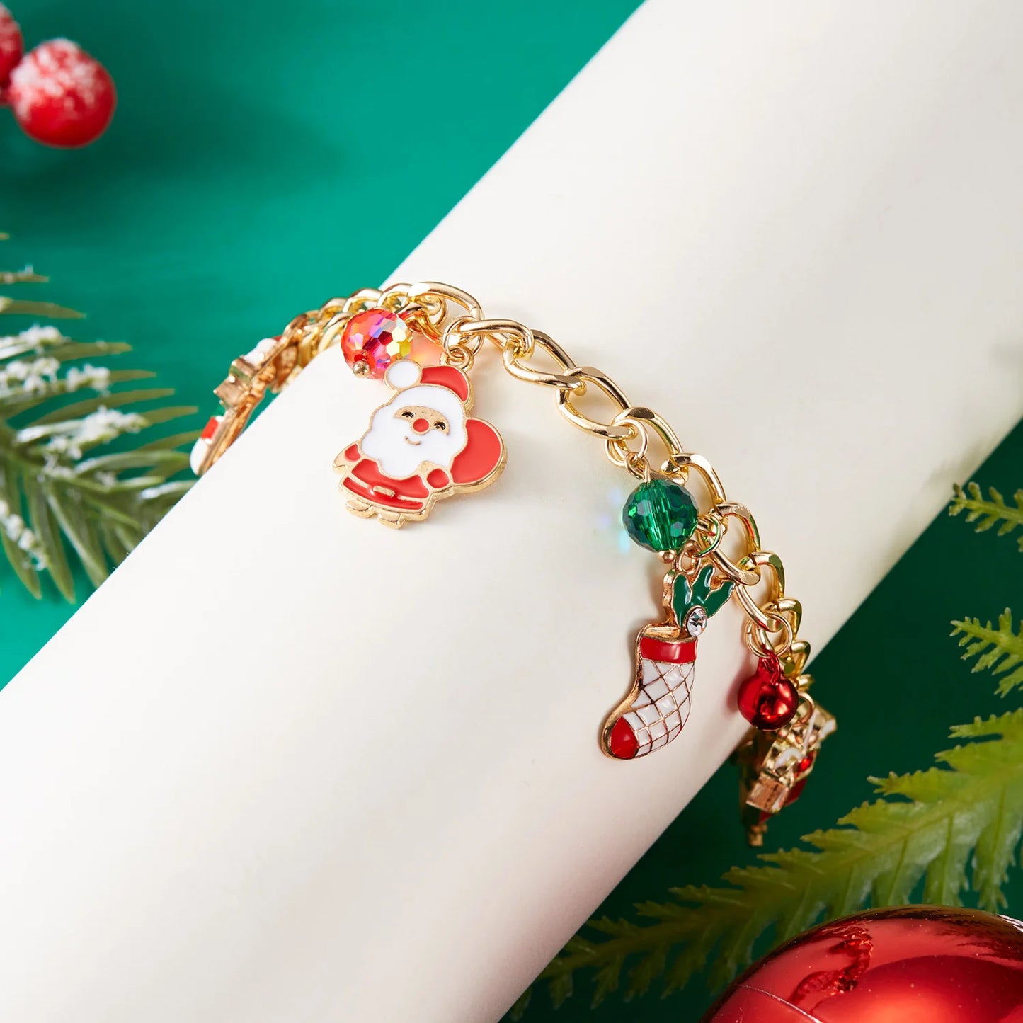 Kerst armband met kerstboom, sneeuwvlok, kerstman en belletjes