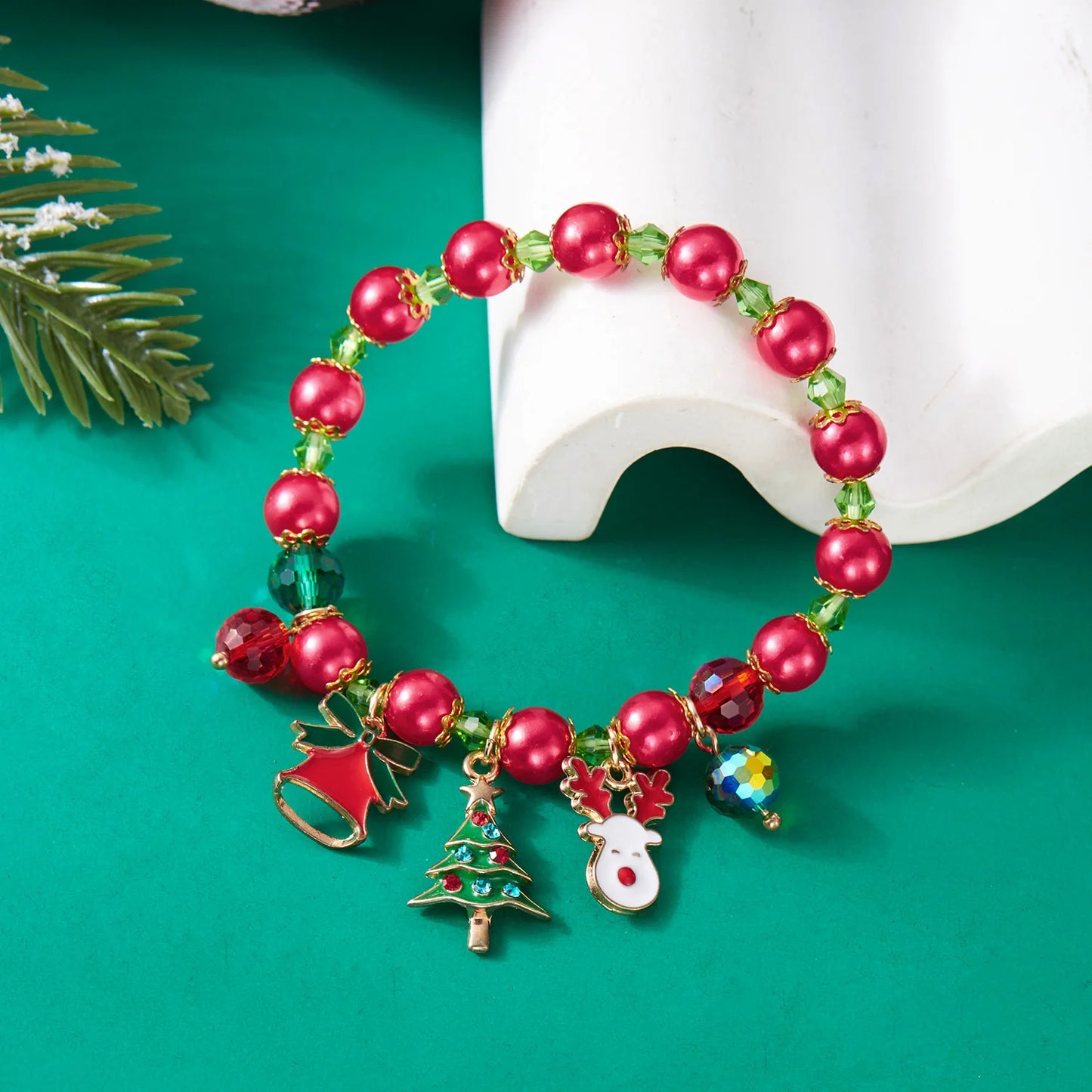Kerst armband met kerstboom, sneeuwvlok, kerstman en belletjes