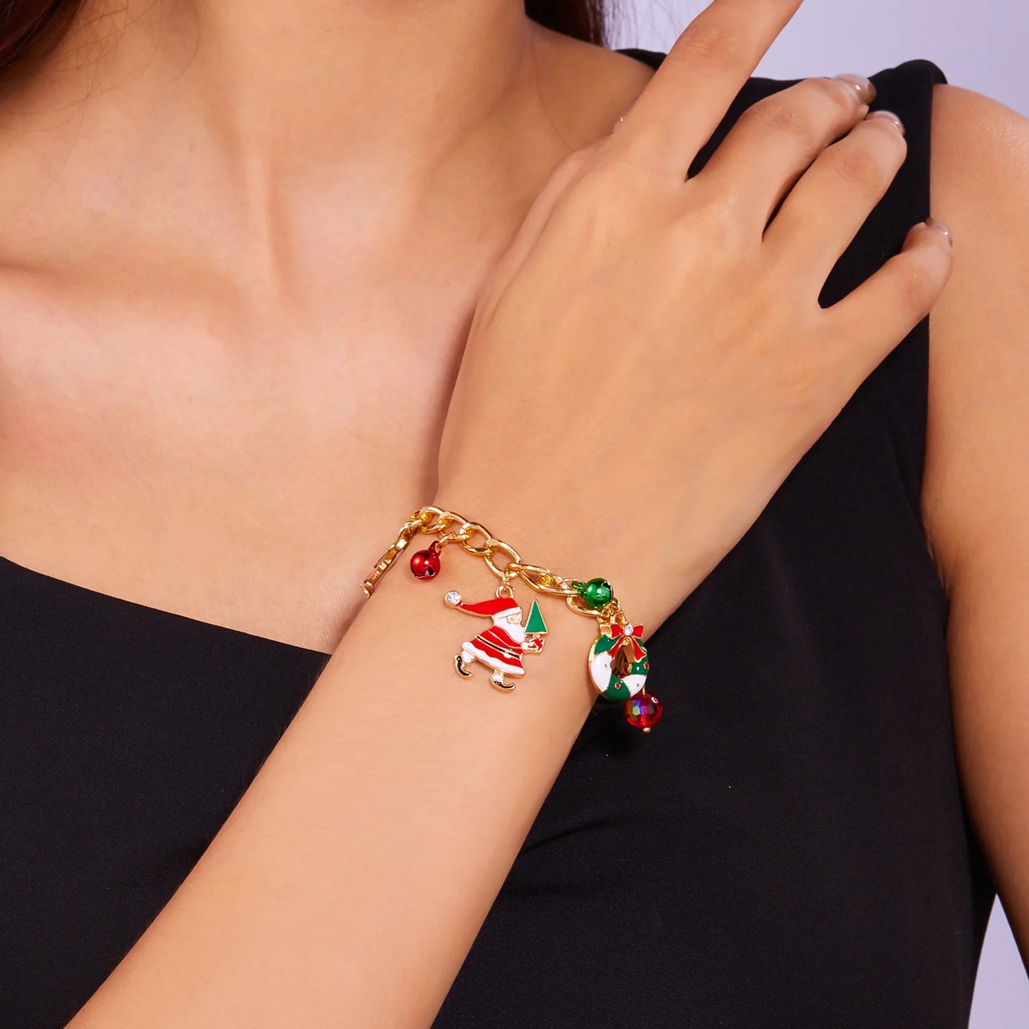 Kerst armband met kerstboom, sneeuwvlok, kerstman en belletjes