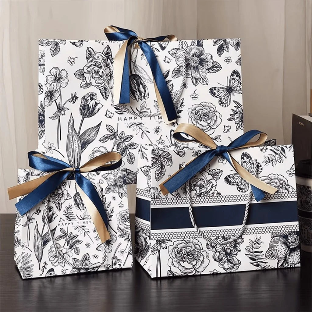 Kerst cadeau verpakking – Luxe bloemen geschenkzak met handvatten voor feestelijke cadeaus
