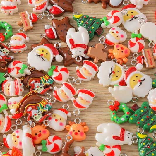 Kersthangers voor ketting of armband – 10 schattige hars bedels met kerstman en rendier